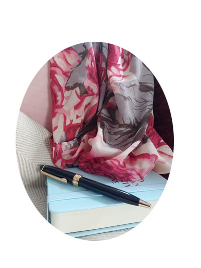 Blumenschal mit Buch und Stift